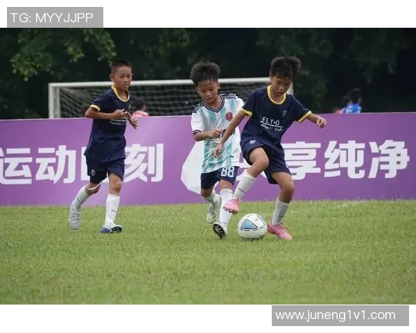 穿刺客足球鞋助力足球明星们在绿茵场上展现风采与激情的传奇故事 穿刺客足球鞋助力足球明星们在绿茵场上展现风采与激情的传奇故事