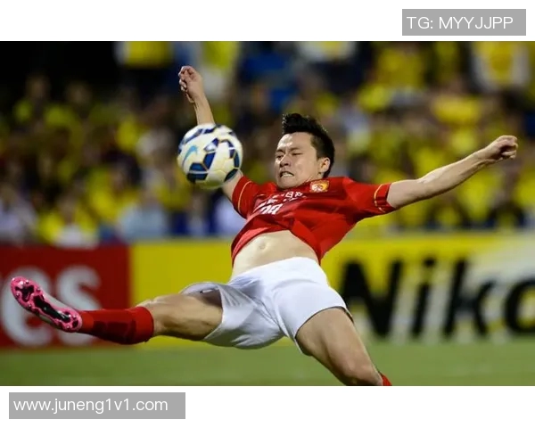 红色足球明星的传奇故事与成就揭秘你知道是谁吗